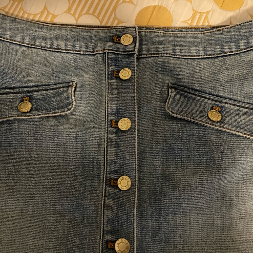 Talbots Stylish Denim Button-Front Skirt. Size 12 in like new condition. - Picture 5 of 9